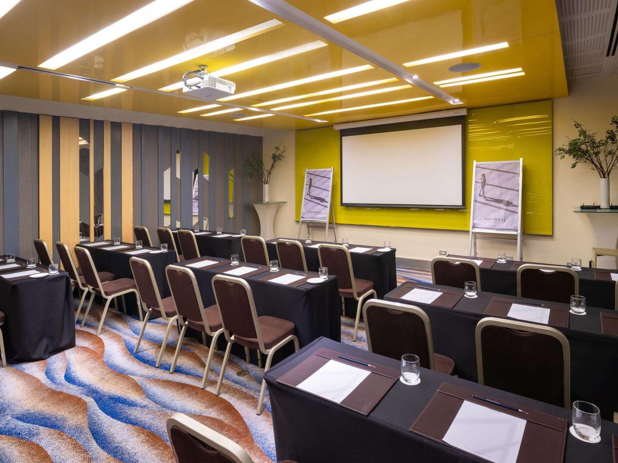Novotel Manila Araneta City Hotel Quezon City Extérieur photo