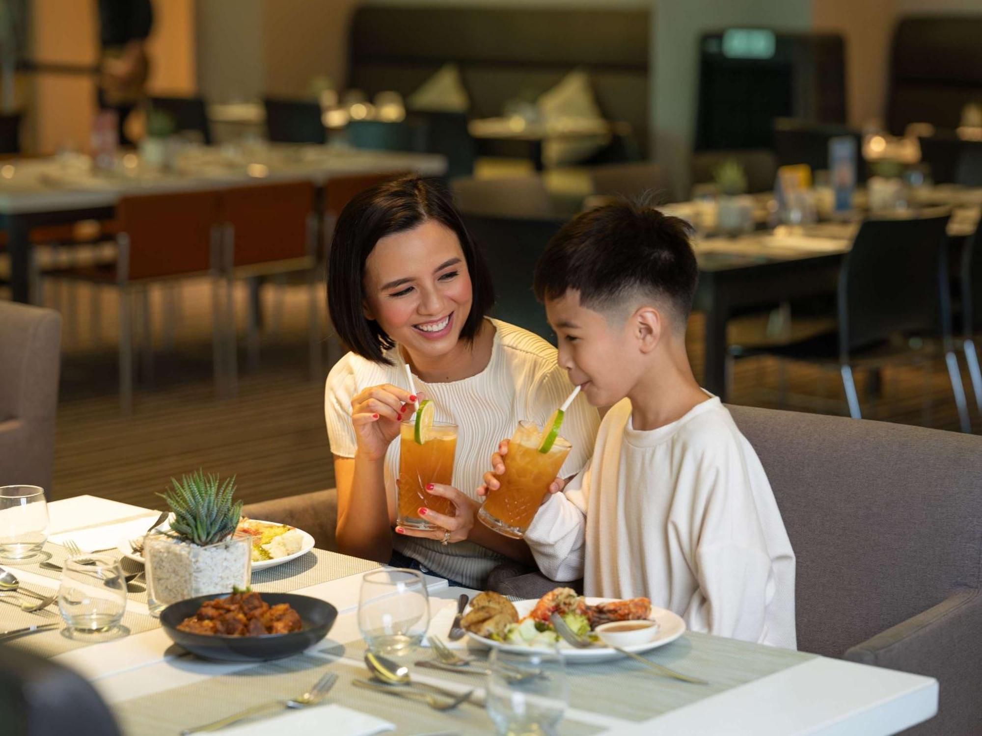 Novotel Manila Araneta City Hotel Quezon City Extérieur photo